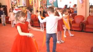 Танец с лентами  (М.  Рожкова). Группа №8 "Знайки"