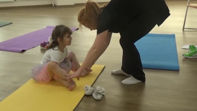 Гимнастика, растяжка для малышей #дети #первый год обучения #miss Kate #Gymnastic. смотреть онлайн