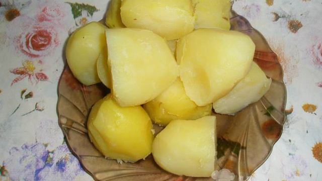 Молодой картофель обжаренный в чесночном масле