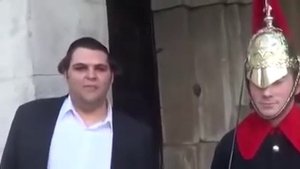 Смешной парень пытается рассмешить гвардейца Букингемского Дворца