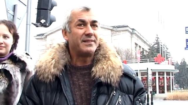 По центру Волгограда прошли девушки в домашних тапочках смотреть онлайн