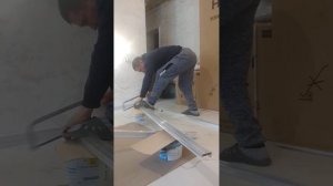 Грамотная работа по распилу алюминиевого профиля для световых линий.