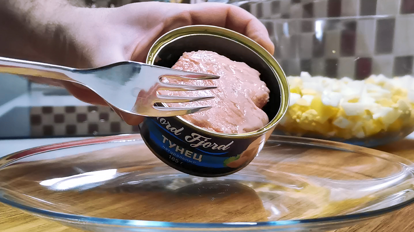 Необычайно вкусный САЛАТ из КОНСЕРВОВ на скорую руку. Простой и быстрый рецепт с тунцом.mp4