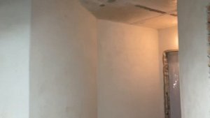 Окантовка дверных проемов пластиковым штукатурным уголком.