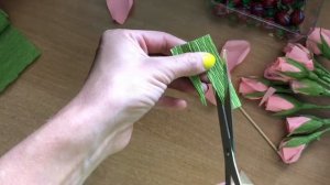 Маленькие розы с конфетами из гофрированной бумаги
