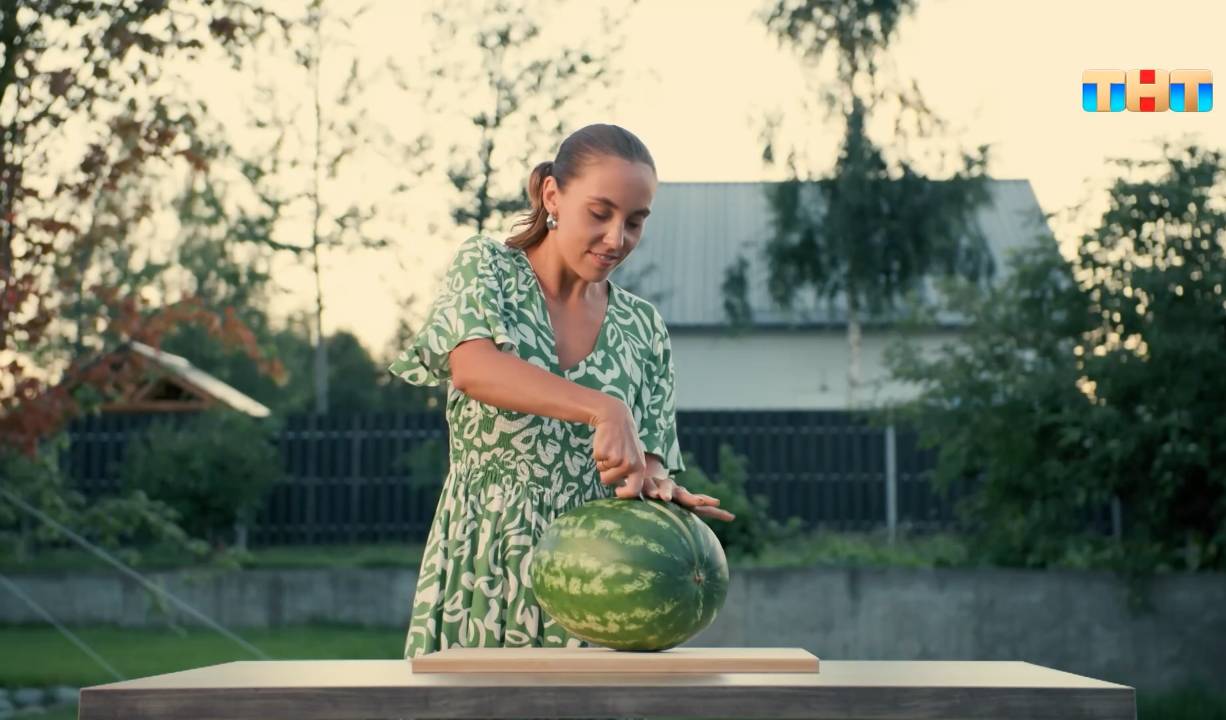 Секреты сервировки: как выбрать скатерть и красиво нарезать арбуз