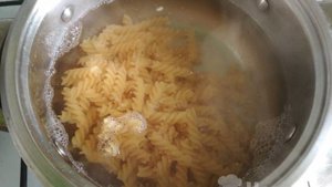 Жареные макароны с яйцом и сыром