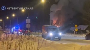 Мощный пожар в Екатеринбурге. На Широкой речке по ул. Суходольской горит постройка