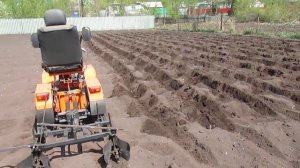 Мини трактор МТ-3 посадка картофеля двумя окучниками.