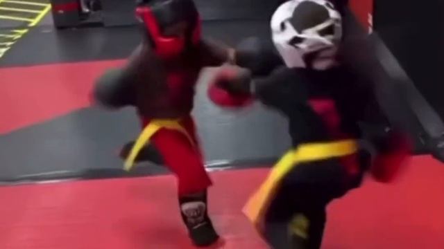 Хасбик против Абдурозика полный БОЙ. Хасбик в красном шлеме, Абдурозик в белом. смотреть онлайн