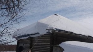 Как счистить снег с крыши верёвкой.
