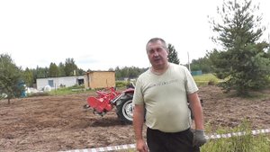 Вспашка целинного участка земли японским мини трактором Mitsubishi GS 230 в Московской области.