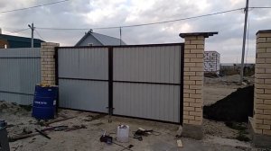 Недорогие распашные ворота из профильной трубы и профнастила. Монтаж.