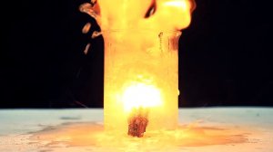 20 БЕНГАЛЬСКИХ ОГНЕЙ ГОРЯТ ПОД ВОДОЙ