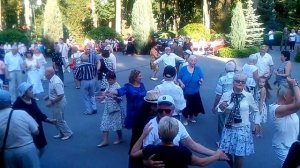 101. И снова я один. Танцуем ретро танцы в парке горького Харькова под танцевальную музыку.