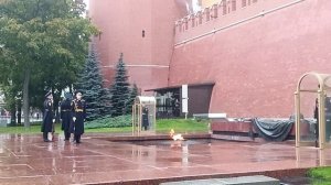 Смена Почетного караула у Вечного огня на  могиле Неизвестного солдата в Москве.