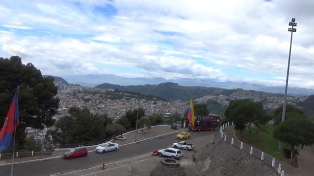 a view of Panecillo смотреть онлайн