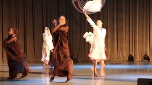 Современный народный танец "Лети пёрышко через полюшко"