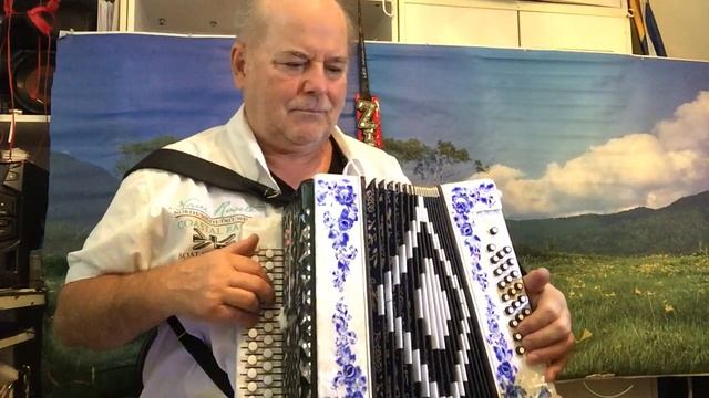 Русская гармонь : можно ли на ней играть как на мандолине, то есть тремоло ? смотреть онлайн