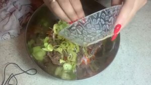 Тёплый салат со стручковой фасолью и говядиной