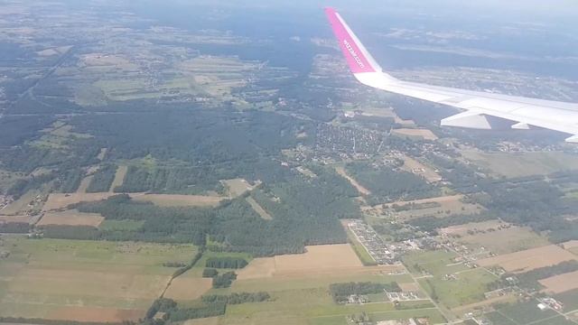 Warsaw Airport (WAW) Landing - Wizzair Airbus A321 - view of Warsaw from the plane window смотреть онлайн