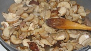 Свинина в горшочке с грибами