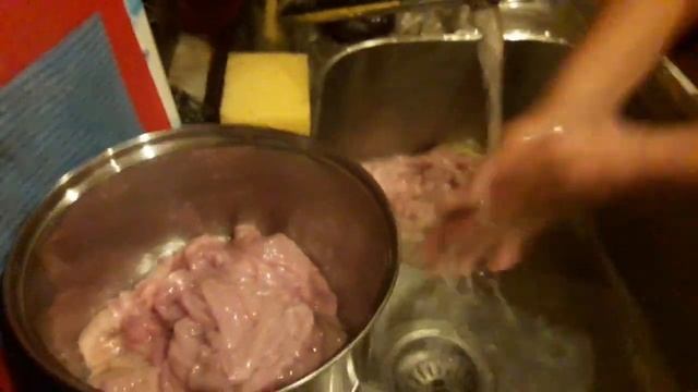 как ОЧЕНЬ БЫСТРО вывернуть свиные кишки для домашней колбасы БЕЗ ВСЯКИХ ПАЛОЧЕК
