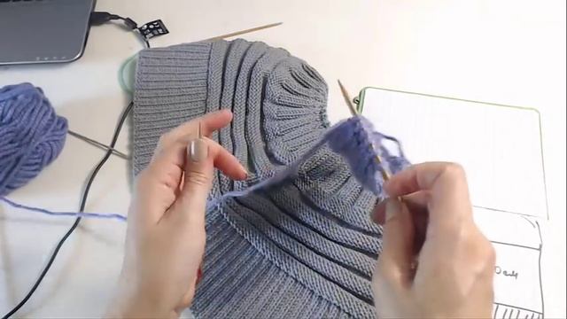 DIY//ШАПКА-КАПЮШОН С ЦВЕТКОМ И ПОМПОНАМИ//ПОДРОБНЫЙ МК смотреть онлайн