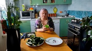 ?Курица с овощами в микроволновке. Малосольные огурчики.?.mp4