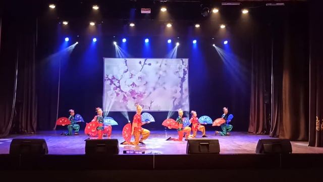 Китайский танец с веерами