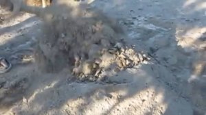Замес цементного раствора вручную, без бадьи на линолеуме.