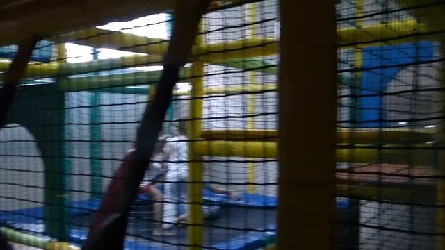 Евпатория день 17: развлекательный центр "Динопарк" - горки, батуты, аттракционы, лабиринт смотреть онлайн