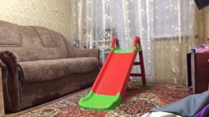 Детская горка дома, домашние развлечения детям, Алиса катается на горке, подарок от дедушки