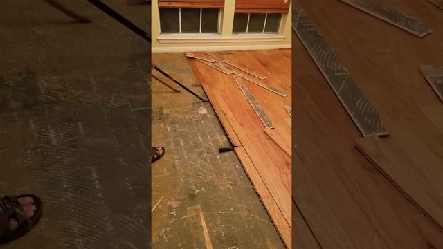 How to remove glued down engineered wood floors the easy way. DIY and no power tools. смотреть онлайн