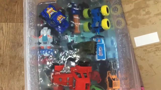 Машинки падают в воду/купаем машинки смотреть онлайн