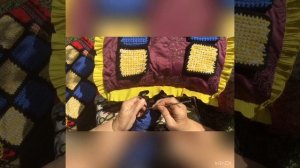 Вязанный коврик из остатков пряжи.Соединение квадратиков.