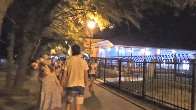 Большая вечерняя прогулка по Анапе летом. Идем по скверу им.Гудовича и далее по Верхней Набережной. смотреть онлайн