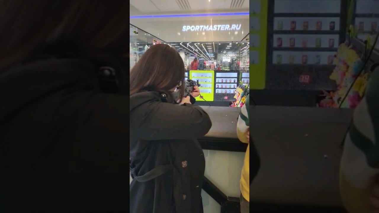 Девушка в тире как Анджелина Джоли в фильме Мистер и Миссис Смит #анджелинаджоли #лара_крофт #тир