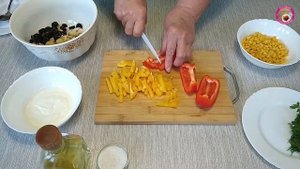 Салат с грибами курицей и кукурузой. Вкусный салат заправленный сметаной