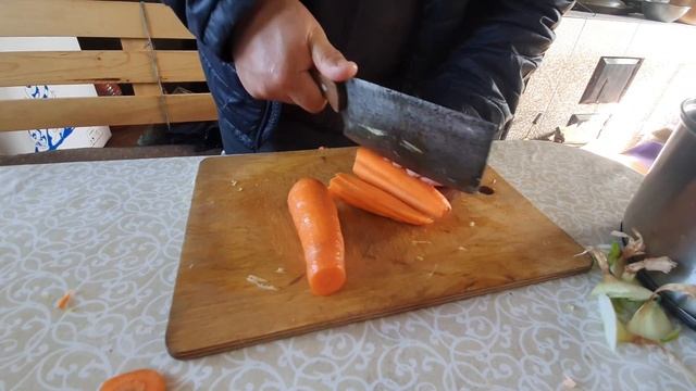 Как нарезать морковь крупной соломкой для плова?