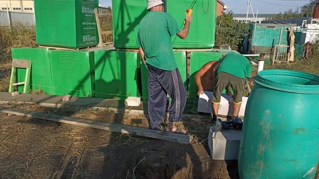 ?Краном укладываем блоки по 45кг. Кладка 0 ряда газоблока 625х400х250