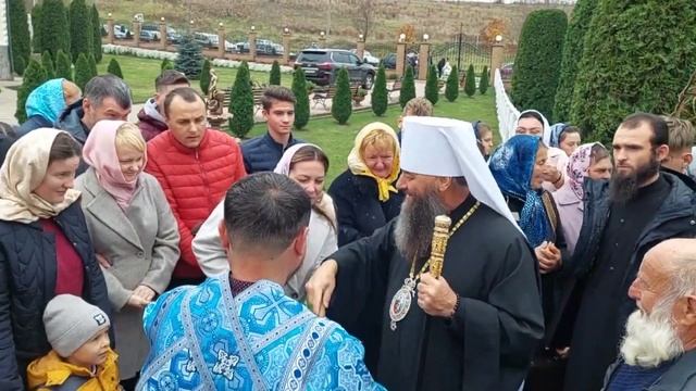 Митрополит Лонгин окропляет верующих Святой Водой