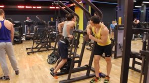 Ещё один крепкий ученик Шреддера отжигает на брусьях: отжимания +60 кг