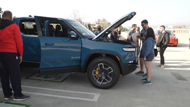 Is the Rivian R1T Worth $70,000 + ? смотреть онлайн