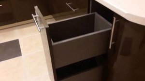 Кухня с крашенными фасадами, коричневый низ бежевый верх.