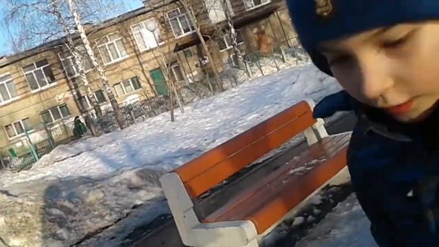 Челендж кто дальше прыгнет с качель
