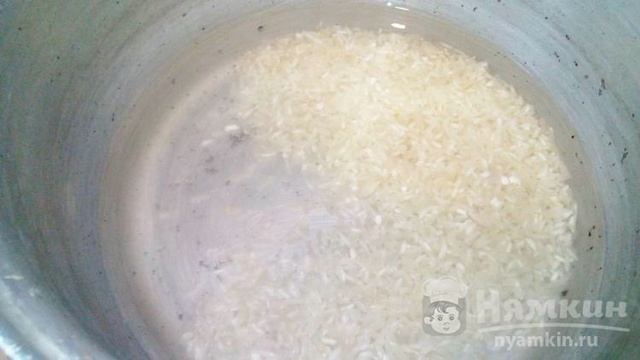 Закуска из огурца, жареного лука и мидий