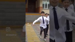 В Казахстане массово танцуют лезгинку!!! Окавказились_)) А ведь как критиковали!  И папаху оденут_))
