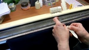 Кеттлевка воротника с имитацией кеттлевочного кармана на вязальной машине