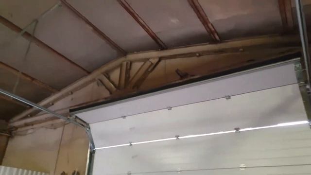 СЕКЦИОННЫЕ ВОРОТА ДАМАСТ С ТОРСИОННЫМ МЕХАНИЗМОМ  РУЧНОЙ ЦЕПНОЙ ПРИВОД